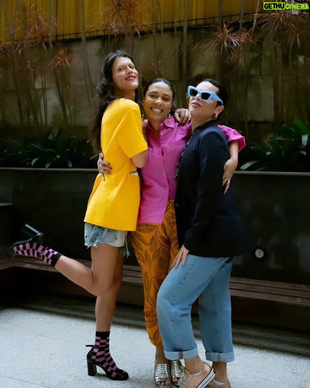 Assucena Assucena - 2.9K Likes - "Meus amores, quero contar uma novidade linda! 💖 Eu e minha irmã maravilhosa @filipecatto vamos nos unir para um show INÉDITO exclusivo na última Gambiarra do ano! Nossa energia sempre bateu. Nossa Santa sempre bateu hahaha… Gal tá aí pra não mentir!
Essa parceria já era pra acontecer, porque além de tudo, a Filipe é uma grande amiga e uma inspiração pra mim. A gente compartilha não só o palco, mas uma caminhada de vida, de luta e de muito afeto. ✨
Vai ser uma noite inesquecível, cheia de verdade de música.
Já marca aí: dia 19 de novembro e garante seu ingresso. Link na bio.