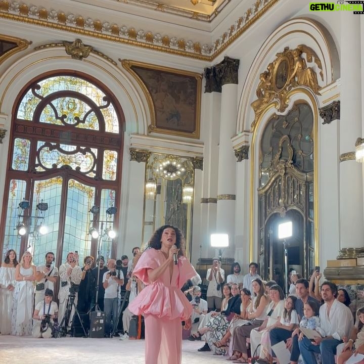 Assucena Assucena - 5.9K Likes - Fui presenteada com o convite de @paula_raia para construir junto com ela uma trilha para sua última coleção. O que eu não imaginava é que não era apenas mais um belo desfile ou mais uma coleção pensada minuciosamente ; mas uma imersão sensível nas memórias de Paula Raia para homenagear Dona Lina, sua mãe. A ideia era rememorar o quarto de vestir de Dona Lina, o qual foi território criativo e afetivo fundamental para que Paula desenvolvesse com maestria seu ofício. No primeiro encontro na casa da Paula, Jeff Ares ( @aresjeff )pega o roteiro e me pergunta: “Assu, traz pra gente uma canção angelical que te venha à cabeça?” E comecei a cantar “Estrela, Estrela”, canção lindíssima de Vítor Ramil, gravada por Gal no disco Fantasia na década de 80. Estava escolhida a canção de abertura de “Eu Palco - Meu Tempo no Mundo”. O repertório sugerido pela Paula e Renan ( @renanflumian ) já estava precioso com Óleo de Una Mujer de Sombrero, Love Calls You By Your Name e Mãe Menininha do Gantois, canção que a mãe da Paula cantava enquanto se arrumava . Fruta Gogoia foi uma sensível sugestão do @andrecezarmendes , canção que costurou e fechou o desfile. Para a missão de construir a trilha convocamos Rafael Acerbi ( @rafael.acerbi ) que foi essencial no processo, com seu violão, guitarra e base. Dito isso, quero agradecer com carinho ao @andrecezarmendes que foi quem primeiro me recebeu com o convite e também foi fundamental. Gratidão Jeff Ares pela ponte linda com a Paula. Gratidão Renan Flumian. Gratidão a toda a equipe da Paula que me recebeu sempre com muito carinho e profissionalismo. TMJ querida Paula Raia, minha gratidão, meu respeito e admiração por você 🙏🏽✨❤️
Você levantou um espetáculo; uma obra de arte no @theatromunicipal
Muito, muito obrigada!
Assu