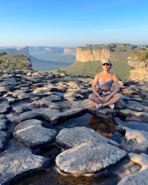 Assucena Assucena Instagram - Subindo o Morro do Pai Inácio pela segunda vez, embora tudo pareça novo de novo. Dos lugares mais lindos que já pude estar! A Chapada Diamantina é um tesouro plantado no sertão da Bahia. Fico a desvendar energias entre pedras, ervas e cachoeiras🙏🏽✨❤️