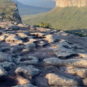 Assucena Assucena Instagram - Subindo o Morro do Pai Inácio pela segunda vez, embora tudo pareça novo de novo. Dos lugares mais lindos que já pude estar! A Chapada Diamantina é um tesouro plantado no sertão da Bahia. Fico a desvendar energias entre pedras, ervas e cachoeiras🙏🏽✨❤️