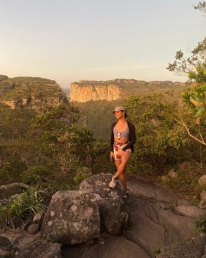Assucena Assucena Instagram - Subindo o Morro do Pai Inácio pela segunda vez, embora tudo pareça novo de novo. Dos lugares mais lindos que já pude estar! A Chapada Diamantina é um tesouro plantado no sertão da Bahia. Fico a desvendar energias entre pedras, ervas e cachoeiras🙏🏽✨❤️