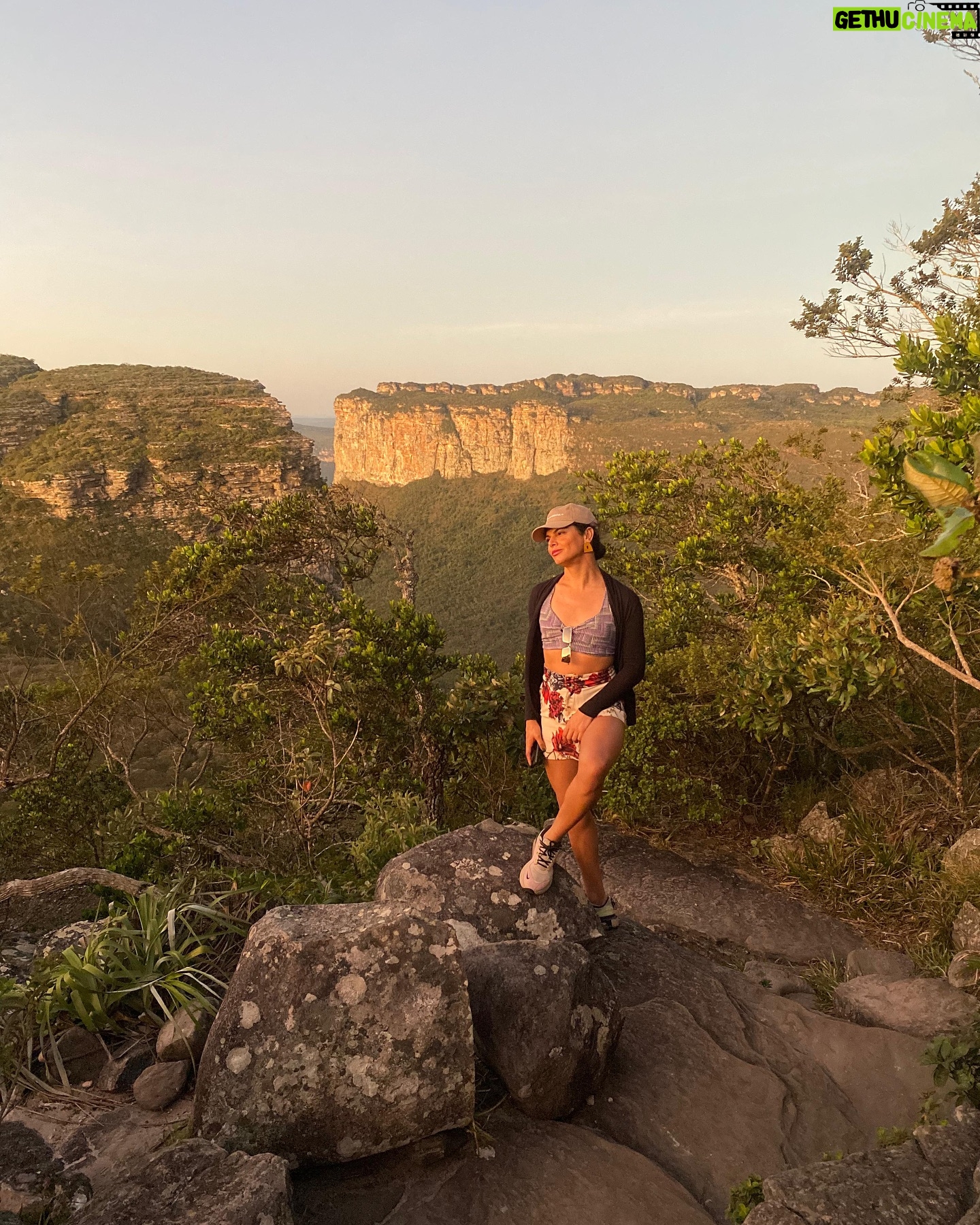 Assucena Assucena - 2.1K Likes - Subindo o Morro do Pai Inácio pela segunda vez, embora tudo pareça novo de novo. Dos lugares mais lindos que já pude estar! A Chapada Diamantina é um tesouro plantado no sertão da Bahia. Fico a desvendar energias entre pedras, ervas e cachoeiras🙏🏽✨❤️