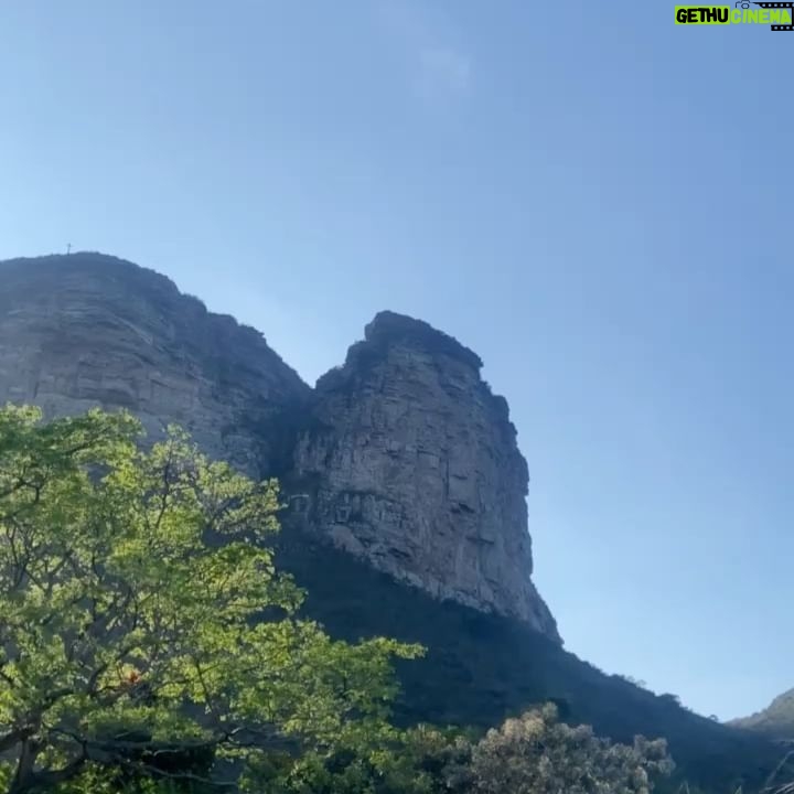 Assucena Assucena - 2.1K Likes - Subindo o Morro do Pai Inácio pela segunda vez, embora tudo pareça novo de novo. Dos lugares mais lindos que já pude estar! A Chapada Diamantina é um tesouro plantado no sertão da Bahia. Fico a desvendar energias entre pedras, ervas e cachoeiras🙏🏽✨❤️
