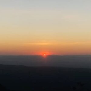 Assucena Assucena Instagram - Subindo o Morro do Pai Inácio pela segunda vez, embora tudo pareça novo de novo. Dos lugares mais lindos que já pude estar! A Chapada Diamantina é um tesouro plantado no sertão da Bahia. Fico a desvendar energias entre pedras, ervas e cachoeiras🙏🏽✨❤️