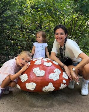 Astrid Coppens Instagram - #photodump
Lieve vrienden, 
Ik heb genoten van een heerlijk familieweekend. 💛 
De komende weken ga ik offline vanwege de opnames van een nieuw TV-programma in het buitenland. Ik zal geen toegang hebben tot mijn gsm of computer, dus ik zie jullie graag terug eind september. 

Stiekem denk ik dat een social media detox me goed zal doen, maar oh, wat ga ik mijn drie lieve schatten missen. 🫶🏻
#offline #opnames #familytime #detox #tvshow
Tot snel! 🌍🎥