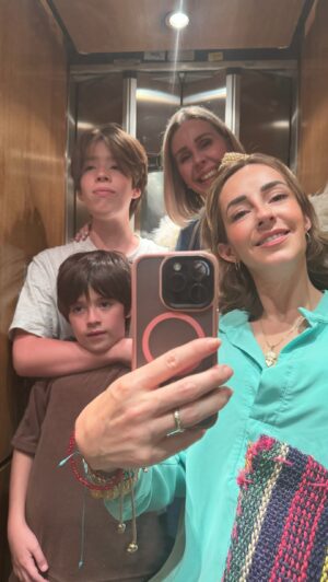Atala Sarmiento Instagram - Los autistas tienen un montón de estereotipos: de lo que son y no son, lo que les gusta y no, y todos son diferentes. Iñaki es amoroso, ama estar con sus tíos, primos, abuelos, papás y hermano. Él es feliz y somos muy afortunados de tenerlo❤️