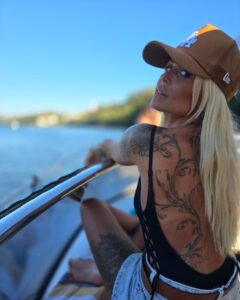 Áurea Most Liked Photos and Posts