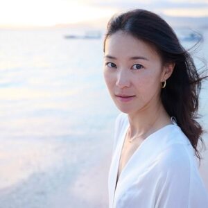 Aviis Zhong Instagram - 科莫多的粉紅沙灘真的好美，
只要穿上白色，
直接重操舊業變成模特兒，
猜得出來，
那些是Sony、Nikon和Fuji？
又是誰拍的呢？
@fabiograngeon 
@kairchen 
@jason_kuo_0.0 
@yeyusheng 

#sony #fuji #sony #komodopinkbeach #indonisia #komodowedding #komodo