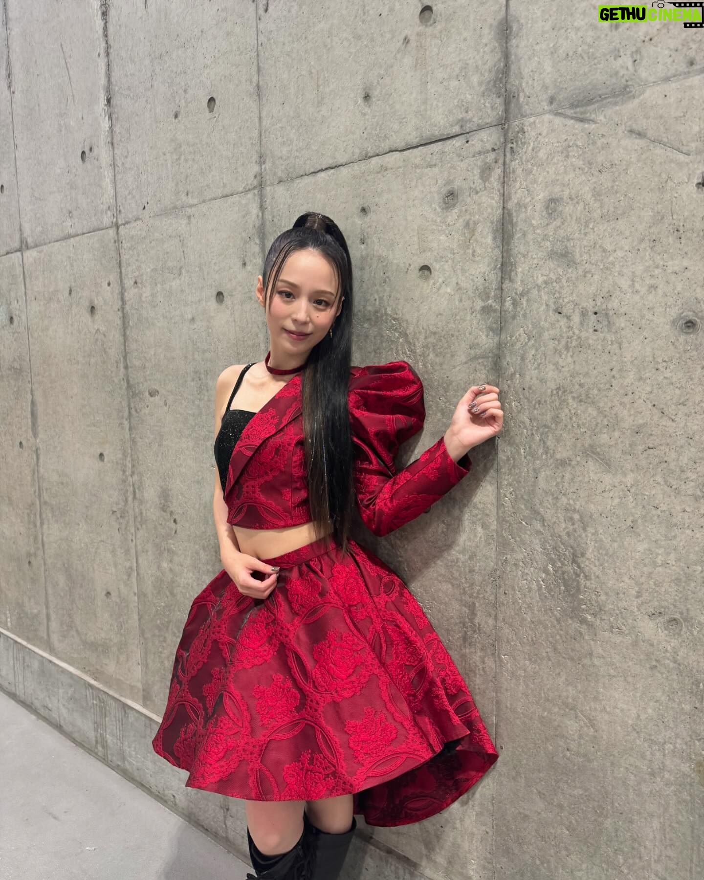 Aya Hirano - 5.5K Likes - 《Animelo Summer Live 2024 -Stargazer-》
ソロで♪God knows...を歌わせていただきました!
Lost my musicもそうですが、意外にもアニサマで歌ったことがない2曲でした。
やっと……歌うことができました!
初のハルヒギターでの演奏。
このハルヒギターはなんと、えなこさんが私物を貸してくださったんです!
えなこさん、本当にありがとうございます。
原作20周年の今年、ファンの皆様に何かお礼ができないかと、
ダメ元でアニサマ齋藤Pにご相談したところ、
齋藤Pを始めとするたくさんの皆さまがこの日の為に熱意を持ってご尽力くださり、出演させていただけることになりました。
出演日はたまたま、エンドレスエイト最終日でした。
原作新巻の発売日が昨日発表になりましたが、それに合わせた出演ではなく、
解禁日が決まったと連絡があったのも2日ほど前……アニサマの出演が決まった方が早かったんです。
SOS団がアニサマで再終結したのが2017年。
ソロでアニサマに出演したのが2009年と…15年ぶり。
今年のテーマは -Stargazer-
………笹の葉ラプソディなの?
ハルヒが望んだから……
8月31日にアニサマで演奏しないとエンドレスエイトを抜けられなかったんでしょうか?
こんないくつもの偶然や奇跡が重なるのが、
『涼宮ハルヒの憂鬱』なんです。
ここでもまた、ハルヒが…アニサマが……願いを叶えてくれました。
みんなは夏休みにやり残したことはありませんでしたか?
無事ループを抜けられていますように。
アニサマ、ありがとうございました!
#アニサマ
#涼宮ハルヒの憂鬱
#Godknows
#平野綾