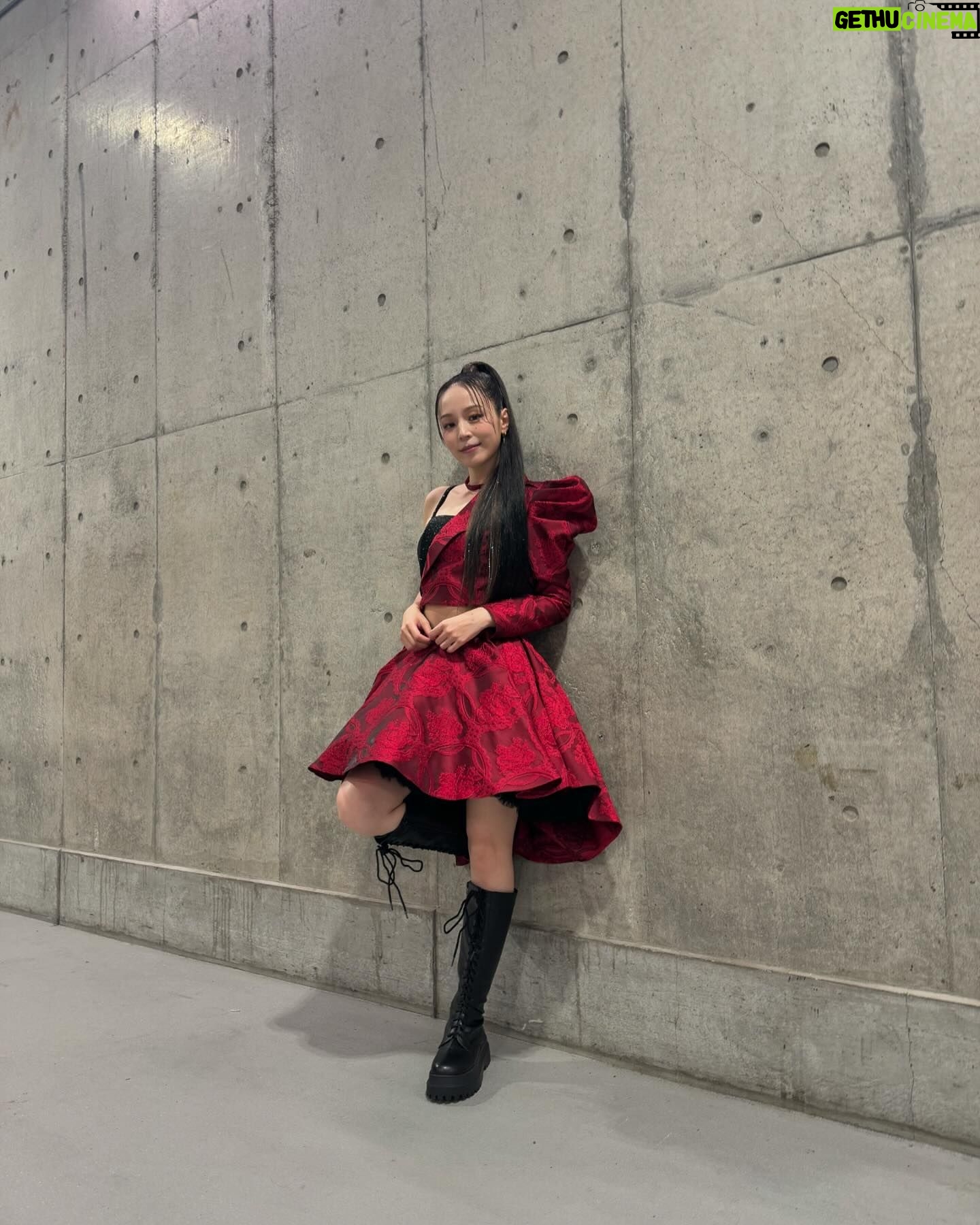 Aya Hirano - 5.5K Likes - 《Animelo Summer Live 2024 -Stargazer-》
ソロで♪God knows...を歌わせていただきました!
Lost my musicもそうですが、意外にもアニサマで歌ったことがない2曲でした。
やっと……歌うことができました!
初のハルヒギターでの演奏。
このハルヒギターはなんと、えなこさんが私物を貸してくださったんです!
えなこさん、本当にありがとうございます。
原作20周年の今年、ファンの皆様に何かお礼ができないかと、
ダメ元でアニサマ齋藤Pにご相談したところ、
齋藤Pを始めとするたくさんの皆さまがこの日の為に熱意を持ってご尽力くださり、出演させていただけることになりました。
出演日はたまたま、エンドレスエイト最終日でした。
原作新巻の発売日が昨日発表になりましたが、それに合わせた出演ではなく、
解禁日が決まったと連絡があったのも2日ほど前……アニサマの出演が決まった方が早かったんです。
SOS団がアニサマで再終結したのが2017年。
ソロでアニサマに出演したのが2009年と…15年ぶり。
今年のテーマは -Stargazer-
………笹の葉ラプソディなの?
ハルヒが望んだから……
8月31日にアニサマで演奏しないとエンドレスエイトを抜けられなかったんでしょうか?
こんないくつもの偶然や奇跡が重なるのが、
『涼宮ハルヒの憂鬱』なんです。
ここでもまた、ハルヒが…アニサマが……願いを叶えてくれました。
みんなは夏休みにやり残したことはありませんでしたか?
無事ループを抜けられていますように。
アニサマ、ありがとうございました!
#アニサマ
#涼宮ハルヒの憂鬱
#Godknows
#平野綾