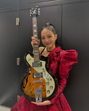 Aya Hirano Instagram - 《Animelo Summer Live 2024 -Stargazer-》
⁡
ソロで♪God knows...を歌わせていただきました！
Lost my musicもそうですが、意外にもアニサマで歌ったことがない2曲でした。
やっと……歌うことができました！
⁡
初のハルヒギターでの演奏。
このハルヒギターはなんと、えなこさんが私物を貸してくださったんです！
えなこさん、本当にありがとうございます。
⁡

原作20周年の今年、ファンの皆様に何かお礼ができないかと、
ダメ元でアニサマ齋藤Pにご相談したところ、
齋藤Pを始めとするたくさんの皆さまがこの日の為に熱意を持ってご尽力くださり、出演させていただけることになりました。
⁡
出演日はたまたま、エンドレスエイト最終日でした。
⁡
⁡
原作新巻の発売日が昨日発表になりましたが、それに合わせた出演ではなく、
解禁日が決まったと連絡があったのも２日ほど前……アニサマの出演が決まった方が早かったんです。
⁡
⁡
SOS団がアニサマで再終結したのが2017年。
ソロでアニサマに出演したのが2009年と…15年ぶり。
⁡
今年のテーマは -Stargazer-
………笹の葉ラプソディなの？
⁡
ハルヒが望んだから……
8月31日にアニサマで演奏しないとエンドレスエイトを抜けられなかったんでしょうか？
⁡
こんないくつもの偶然や奇跡が重なるのが、
『涼宮ハルヒの憂鬱』なんです。
⁡
ここでもまた、ハルヒが…アニサマが……願いを叶えてくれました。
⁡
⁡
みんなは夏休みにやり残したことはありませんでしたか？
無事ループを抜けられていますように。
⁡
アニサマ、ありがとうございました！
⁡
⁡
⁡
#アニサマ
#涼宮ハルヒの憂鬱
#Godknows
#平野綾