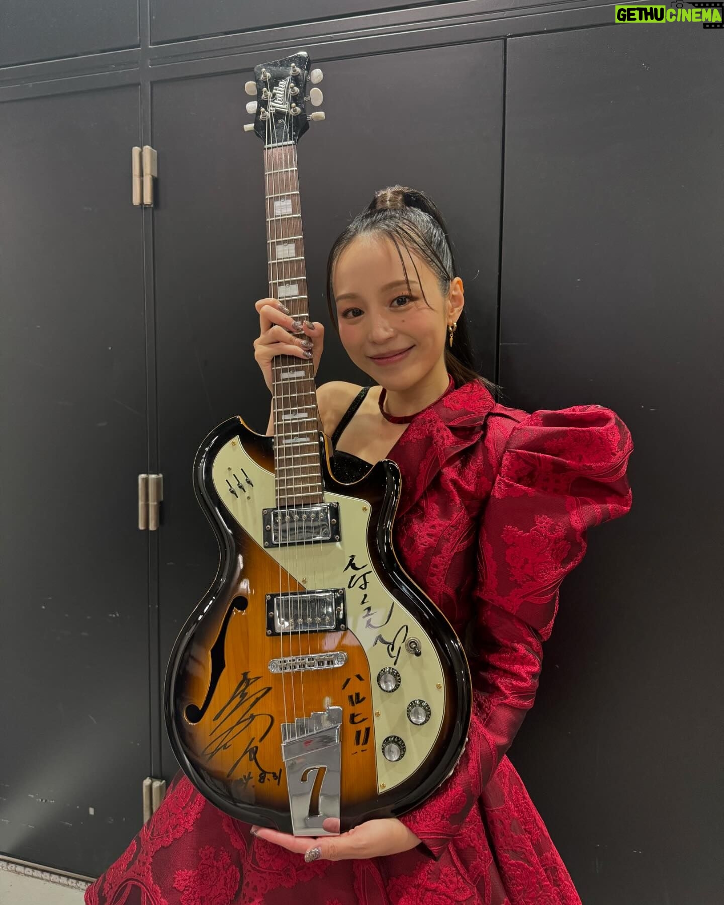 Aya Hirano - 5.5K Likes - 《Animelo Summer Live 2024 -Stargazer-》
ソロで♪God knows...を歌わせていただきました!
Lost my musicもそうですが、意外にもアニサマで歌ったことがない2曲でした。
やっと……歌うことができました!
初のハルヒギターでの演奏。
このハルヒギターはなんと、えなこさんが私物を貸してくださったんです!
えなこさん、本当にありがとうございます。
原作20周年の今年、ファンの皆様に何かお礼ができないかと、
ダメ元でアニサマ齋藤Pにご相談したところ、
齋藤Pを始めとするたくさんの皆さまがこの日の為に熱意を持ってご尽力くださり、出演させていただけることになりました。
出演日はたまたま、エンドレスエイト最終日でした。
原作新巻の発売日が昨日発表になりましたが、それに合わせた出演ではなく、
解禁日が決まったと連絡があったのも2日ほど前……アニサマの出演が決まった方が早かったんです。
SOS団がアニサマで再終結したのが2017年。
ソロでアニサマに出演したのが2009年と…15年ぶり。
今年のテーマは -Stargazer-
………笹の葉ラプソディなの?
ハルヒが望んだから……
8月31日にアニサマで演奏しないとエンドレスエイトを抜けられなかったんでしょうか?
こんないくつもの偶然や奇跡が重なるのが、
『涼宮ハルヒの憂鬱』なんです。
ここでもまた、ハルヒが…アニサマが……願いを叶えてくれました。
みんなは夏休みにやり残したことはありませんでしたか?
無事ループを抜けられていますように。
アニサマ、ありがとうございました!
#アニサマ
#涼宮ハルヒの憂鬱
#Godknows
#平野綾