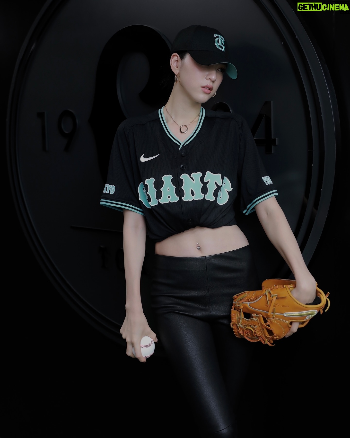 Ayaka Miyoshi - 182K Likes - 本日は 巨人 VS DeNA戦
Tiffany&Co.DAYということで
セレモニアルピッチに出席させていただきました。
いつもは観客として訪れていた東京ドーム。
まさかその真ん中に自分が立つ日が来るとは
全く想像もしていませんでした。
会場にいらっしゃる皆様の熱い歓声や眼差しが
今でも鮮明に記憶に残っています。
人前に出て、あんなに一瞬で空気が呑まれて
心臓の鼓動を忘れたのは初めてだと思います。
日々の積み重ねがあるとはいえ
あのフィールドで命をかけて勝負をする
選手の皆様、球団の皆様に最大限のリスペクトの気持ちです。
そしてこのような機会をいただいた
@tiffanyandco チームの皆様
本当に有難うございます!
Tiffany&Co.とスポーツの繋がりは
それぞれの歴史も長く有りながら
互いに尊重し合う心と
温かいクリエイティブな向き合いが
深く刻まれていると感じています。
今回、始球式という大切なセレモニーを
務めさせていただけて本当に光栄でした。
温かく見守っていただき
ありがとうございました!
…ワンバン悔しかったー🤣笑
@tiffanyandco
#Tiffanyandco
#giants
#TiffanyPartner