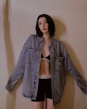 Ayaka Miyoshi Instagram - Always with you..🌙

👚 @calvinklein 
📸 @sopialand 
💄 @yudai_makino