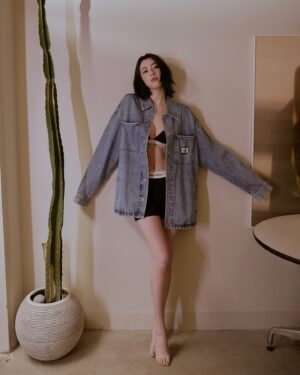 Ayaka Miyoshi Instagram - Always with you..🌙

👚 @calvinklein 
📸 @sopialand 
💄 @yudai_makino