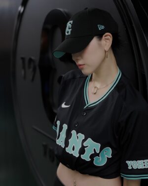 Ayaka Miyoshi Instagram - 本日は 巨人 VS DeNA戦
Tiffany&Co.DAYということで
セレモニアルピッチに出席させていただきました。

いつもは観客として訪れていた東京ドーム。
まさかその真ん中に自分が立つ日が来るとは
全く想像もしていませんでした。

会場にいらっしゃる皆様の熱い歓声や眼差しが
今でも鮮明に記憶に残っています。

人前に出て、あんなに一瞬で空気が呑まれて
心臓の鼓動を忘れたのは初めてだと思います。

日々の積み重ねがあるとはいえ
あのフィールドで命をかけて勝負をする
選手の皆様、球団の皆様に最大限のリスペクトの気持ちです。

そしてこのような機会をいただいた
@tiffanyandco チームの皆様
本当に有難うございます！

Tiffany&Co.とスポーツの繋がりは
それぞれの歴史も長く有りながら
互いに尊重し合う心と
温かいクリエイティブな向き合いが
深く刻まれていると感じています。

今回、始球式という大切なセレモニーを
務めさせていただけて本当に光栄でした。

温かく見守っていただき
ありがとうございました！

…ワンバン悔しかったー🤣笑

@tiffanyandco 
#Tiffanyandco
#giants
#TiffanyPartner