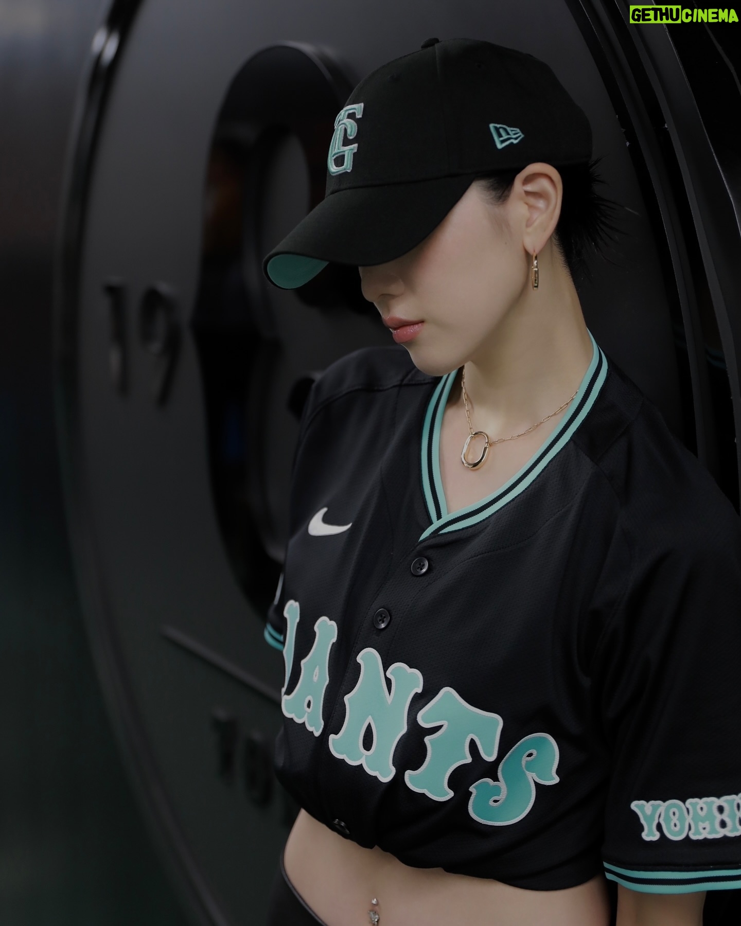 Ayaka Miyoshi - 182K Likes - 本日は 巨人 VS DeNA戦
Tiffany&Co.DAYということで
セレモニアルピッチに出席させていただきました。
いつもは観客として訪れていた東京ドーム。
まさかその真ん中に自分が立つ日が来るとは
全く想像もしていませんでした。
会場にいらっしゃる皆様の熱い歓声や眼差しが
今でも鮮明に記憶に残っています。
人前に出て、あんなに一瞬で空気が呑まれて
心臓の鼓動を忘れたのは初めてだと思います。
日々の積み重ねがあるとはいえ
あのフィールドで命をかけて勝負をする
選手の皆様、球団の皆様に最大限のリスペクトの気持ちです。
そしてこのような機会をいただいた
@tiffanyandco チームの皆様
本当に有難うございます!
Tiffany&Co.とスポーツの繋がりは
それぞれの歴史も長く有りながら
互いに尊重し合う心と
温かいクリエイティブな向き合いが
深く刻まれていると感じています。
今回、始球式という大切なセレモニーを
務めさせていただけて本当に光栄でした。
温かく見守っていただき
ありがとうございました!
…ワンバン悔しかったー🤣笑
@tiffanyandco
#Tiffanyandco
#giants
#TiffanyPartner