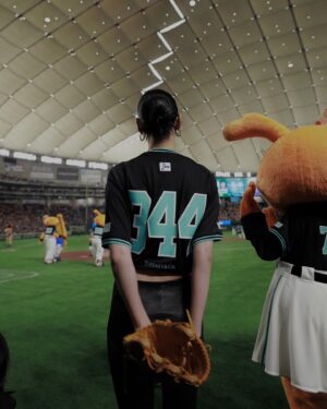 Ayaka Miyoshi Instagram - 本日は 巨人 VS DeNA戦
Tiffany&Co.DAYということで
セレモニアルピッチに出席させていただきました。

いつもは観客として訪れていた東京ドーム。
まさかその真ん中に自分が立つ日が来るとは
全く想像もしていませんでした。

会場にいらっしゃる皆様の熱い歓声や眼差しが
今でも鮮明に記憶に残っています。

人前に出て、あんなに一瞬で空気が呑まれて
心臓の鼓動を忘れたのは初めてだと思います。

日々の積み重ねがあるとはいえ
あのフィールドで命をかけて勝負をする
選手の皆様、球団の皆様に最大限のリスペクトの気持ちです。

そしてこのような機会をいただいた
@tiffanyandco チームの皆様
本当に有難うございます！

Tiffany&Co.とスポーツの繋がりは
それぞれの歴史も長く有りながら
互いに尊重し合う心と
温かいクリエイティブな向き合いが
深く刻まれていると感じています。

今回、始球式という大切なセレモニーを
務めさせていただけて本当に光栄でした。

温かく見守っていただき
ありがとうございました！

…ワンバン悔しかったー🤣笑

@tiffanyandco 
#Tiffanyandco
#giants
#TiffanyPartner