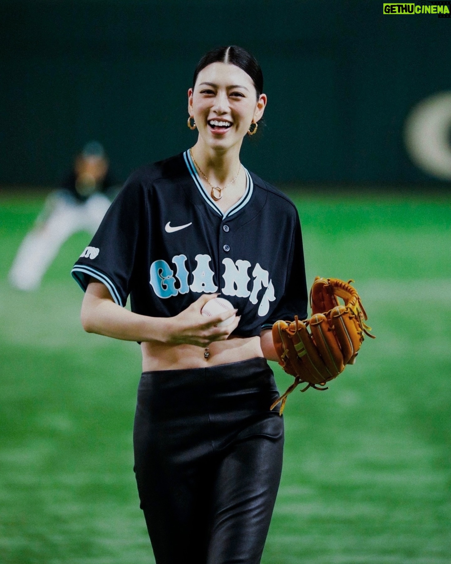 Ayaka Miyoshi - 182K Likes - 本日は 巨人 VS DeNA戦
Tiffany&Co.DAYということで
セレモニアルピッチに出席させていただきました。
いつもは観客として訪れていた東京ドーム。
まさかその真ん中に自分が立つ日が来るとは
全く想像もしていませんでした。
会場にいらっしゃる皆様の熱い歓声や眼差しが
今でも鮮明に記憶に残っています。
人前に出て、あんなに一瞬で空気が呑まれて
心臓の鼓動を忘れたのは初めてだと思います。
日々の積み重ねがあるとはいえ
あのフィールドで命をかけて勝負をする
選手の皆様、球団の皆様に最大限のリスペクトの気持ちです。
そしてこのような機会をいただいた
@tiffanyandco チームの皆様
本当に有難うございます!
Tiffany&Co.とスポーツの繋がりは
それぞれの歴史も長く有りながら
互いに尊重し合う心と
温かいクリエイティブな向き合いが
深く刻まれていると感じています。
今回、始球式という大切なセレモニーを
務めさせていただけて本当に光栄でした。
温かく見守っていただき
ありがとうございました!
…ワンバン悔しかったー🤣笑
@tiffanyandco
#Tiffanyandco
#giants
#TiffanyPartner