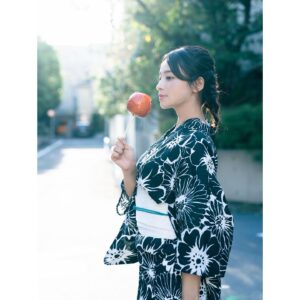 Ayame Misaki Instagram - #りんご飴 #夏祭り #夏休み #夏の終わり #浴衣 #夏 #japan
#yukata #yukatagirl #kimono #kimonogirl #kimonostyle
