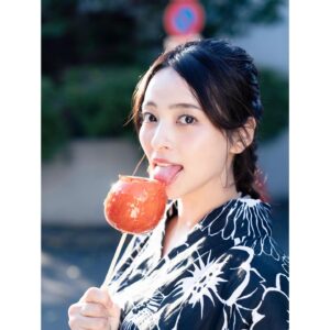 Ayame Misaki Instagram - #りんご飴 #夏祭り #夏休み #夏の終わり #浴衣 #夏 #japan
#yukata #yukatagirl #kimono #kimonogirl #kimonostyle