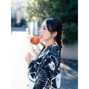Ayame Misaki Instagram - #りんご飴 #夏祭り #夏休み #夏の終わり #浴衣 #夏 #japan
#yukata #yukatagirl #kimono #kimonogirl #kimonostyle