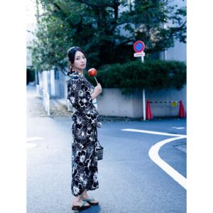 Ayame Misaki Instagram - #りんご飴 #夏祭り #夏休み #夏の終わり #浴衣 #夏 #japan
#yukata #yukatagirl #kimono #kimonogirl #kimonostyle