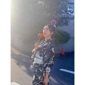 Ayame Misaki Instagram - #りんご飴 #夏祭り #夏休み #夏の終わり #浴衣 #夏 #japan
#yukata #yukatagirl #kimono #kimonogirl #kimonostyle