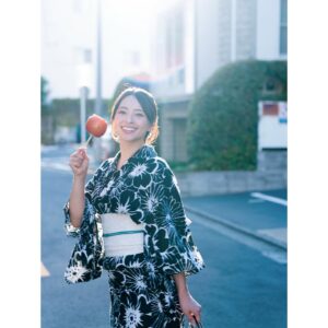 Ayame Misaki Instagram - #りんご飴 #夏祭り #夏休み #夏の終わり #浴衣 #夏 #japan
#yukata #yukatagirl #kimono #kimonogirl #kimonostyle