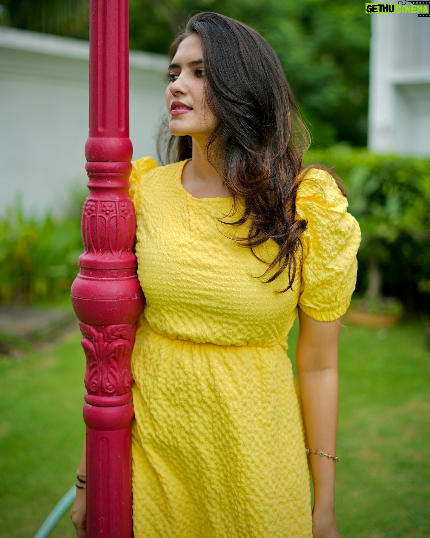 Ayraa - 10.5K Likes - Just in my bright sunny yellow world π
Shot by : @shotsbyharsha