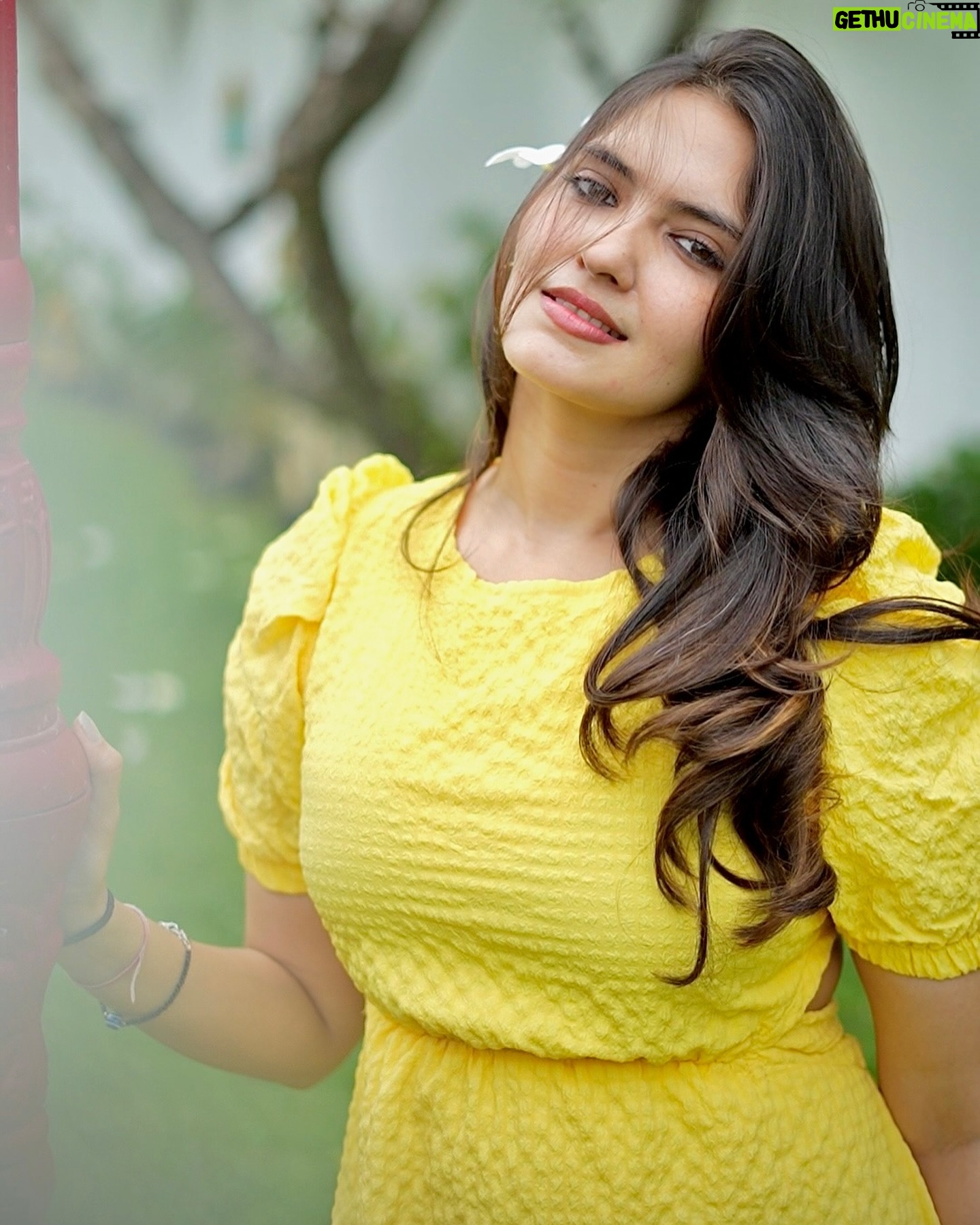 Ayraa - 10.5K Likes - Just in my bright sunny yellow world π
Shot by : @shotsbyharsha