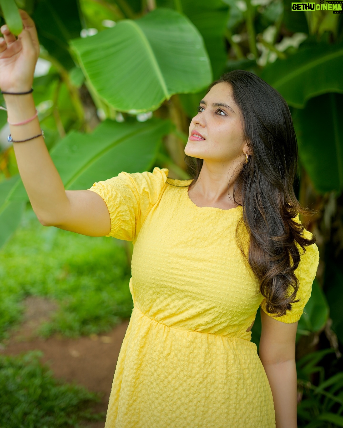 Ayraa - 10.5K Likes - Just in my bright sunny yellow world π
Shot by : @shotsbyharsha