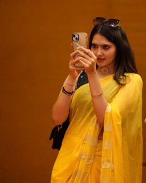 Ayraa Instagram - Unpleasant candids from a wedding 🫠
1. A society aunty approaching me
2. Me fake smiling for her 
3. Always recording stuff
4. Dancing while trying to remember the steps 
5 -You guys caption it?🤣