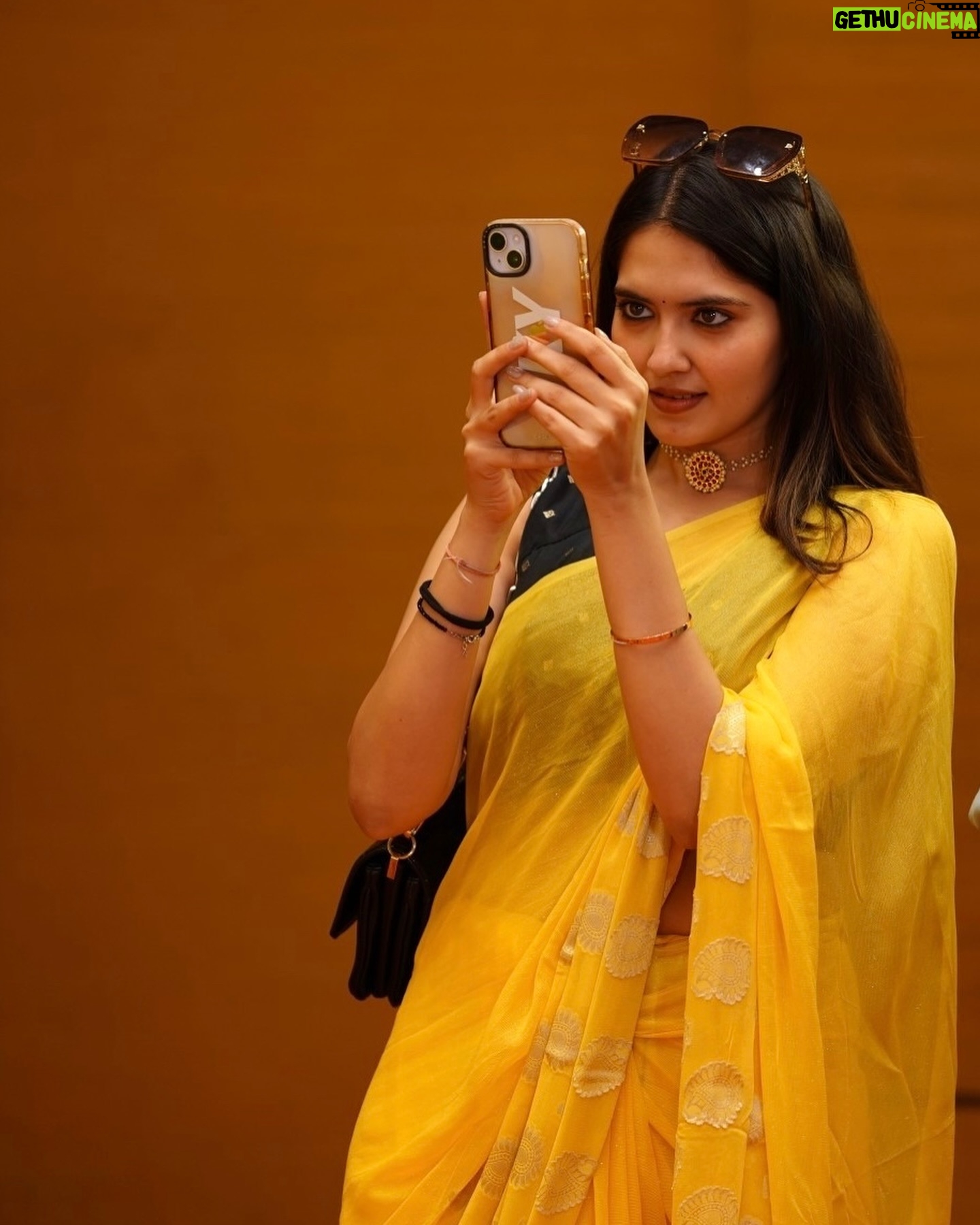 Ayraa - 38.9K Likes - Unpleasant candids from a wedding 🫠
1. A society aunty approaching me
2. Me fake smiling for her
3. Always recording stuff
4. Dancing while trying to remember the steps
5 -You guys caption it?🤣