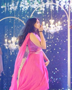 Ayraa Instagram - Unpleasant candids from a wedding 🫠
1. A society aunty approaching me
2. Me fake smiling for her 
3. Always recording stuff
4. Dancing while trying to remember the steps 
5 -You guys caption it?🤣