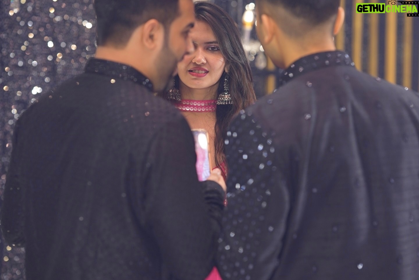 Ayraa - 38.9K Likes - Unpleasant candids from a wedding 🫠
1. A society aunty approaching me
2. Me fake smiling for her
3. Always recording stuff
4. Dancing while trying to remember the steps
5 -You guys caption it?🤣
