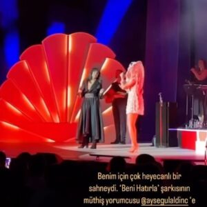 Ayşegül Aldinç Instagram - Acı haberi aldığımızdan beri ne yerdeydim ne gökte.
Toparlanamıyorum. 
Hepimiz gibi…
Dün Melike Şahin güzel kardeşimin zamanlar önce tüm zarafetiyle arayıp sahnesinde misafir etmek için ricada bulunması üzerine Cemil Topuzlu Açıkhava Tiyatrosu’ndaki konserine çıkacağım gündü. 
⚫️⚫️⚫️
Bu yazıyı Narin’in bulunduğu gün yani dün yazdım.
“Bulunduğu” diyorum; ötesini yazamıyorum…
“Semtimiz de suskun bugün; tüm ülke gibi.
Çocuk parkında bile çocuk yok.
Aklı başında ebeveynler saklamışlar çocuklarını…
Artık hiç bir şeyin eskisi gibi olmadığı, yenisinin de her türlü kötülüğü, cehaleti, görgüsüzlüğü nişâne gibi büyük bir keyifle omzunda taşıyan zihniyetten saklamışlar diye düşünüyorum. 
Yarın okulların açılacağı geliyor aklıma.
Sebep bu demek diyorum.
Ne yapacağımı bilemez vaziyette dolanıp duruyorum.
Akşam çok sevip takdir ettiğim #MelikeŞahin in konserinde konuk sanatçıyım.
Kendime gelmem gerek.
Gelemiyorum.
Bu kötü haberin üzerimde yarattığı beter duygudan çıkamıyorum.
Banyoya giriyorum. Günde beş kez duş alan ben; devrânın pisliklerinden arınmak istercesine derimi yola yola yıkanıyorum.
Geçmiyor
Geçmez!
⚫️⚫️⚫️
Sokaktan isterik bir kahkaha sesi geliyor.
Gelmeye devam ediyor…
Pencereden yarı belime kadar sarkıp BUGÜN OLMAZ! diye haykırıp üstüne atlamak istiyorum…”
⚫️⚫️⚫️
Akşam oluyor.
Artık sahnedeyim.
Alkışlar beni kendime getiriyor.
Melike tüm naifliği ve sevgisiyle sahnede beni  onurlandırıyor.
Birlikte Narin’in şahsında hayattan koparılmış tüm çocuklar için söylüyoruz.
Sonra ben kulise ordan da evime dönüyorum.
Uyuyamıyorum.
Bu seferki sahne adrenalininden değil.
#Narin kız aklımdan çıkmıyor.
İçim dışım kahır belâ dolu.
Ama burada dilimi kötü kelâmların emrine amâde kılmak niyetinde değilim.
Tüm ülkenin bedduası yeter
⚫️⚫️⚫️
Melek kızım, gittiğin yerde huzur bul. Orada seni kimse zedeleyemez.
Seni koruyamadığımız için lanet olsun.
Cehennem bizim olduğumuz tarafta; sen huzurda ol.
Çocukların öldürülebildiği bir dünyada yaşamak gerçekten anlamsız.
Bir kez daha ne diyeceğimi bilemiyorum. 
Sözü neylerse güzel eyler
Nâzım Hikmet alıyor: 
“Öyle ölüler vardır ki,
ben onların öldüklerini düşündükçe,
vakit olur yaşadığımdan utanırım.” diyor.
Utanıyorum!..