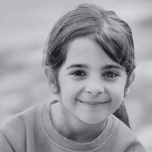 Ayşegül Aldinç Instagram - Susan tüm köy bu cinayetten sorumlu.
Bu aşağılık cinayeti gerçekleştirenler, azmettirenler en ağır cezayı almadan vicdanlarımızda açılan yara kapanmayacak.
Ruhunun huzur bulması için duacıyız…
Seni ve diğer cânım çocukları korumaya gücümüz yetmediği için affet bizi Narin.
Çok ama çok üzgünüm…
 #Narin 🥀