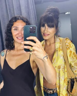 Ayşegül Aldinç Instagram - En sevdiğim, doğduğum ay, en sevdiklerimle hoş geldi…🥰
Dün gece @insperabodrum bünyesindeki @gastroblau sahnesindeydik.
Uzun bir aradan sonra ilk kez değerli müzisyen arkadaşlarımdan oluşan bir dörtlü ile şarkı söyledim.
Beni izlemeye gelen canımın içi Birce’mi can cana sahnemde ağırlamak beni çok mutlu etti.
Konuklar arasında  sevgili Özgür Mumcu’yu görmek de…
Kadim dostum Fatih Türkmenoğlu’da sevgili eşiyle gelince deymeyindi keyfime.
Çiçekler açtım resmen.
🌸🌸🌸
Ocak’ta açılan İnspera, Bodrum’un sanat ve kültür merkezi olma özelliğini mükemmel bir biçimde koruyacak o çok belli. 
İçinde mini ve büyük konser ve tiyatro salonları fine dining restoranı ve bistrosuyla yaz, kış önemli bir açığı kapatma yolunda azimle ilerliyor.
Emeği geçen her birimi ayrı ayrı kutlarım.
👏🏼👏🏼👏🏼
Bu satırları da konuk edildiğimiz İnspera bünyesindeki villalardan birinde yatay vaziyette yazıyorum.
Aşağıda özel havuzumuz gel gel yapıyor; fekat mekat ben suya banmayı aklımın ucundan geçirmediğimden mayo neyin almayı da akıl etmemişim.
İş ciddiyeti işte!
😄😄😄
Her bi kaç günlük tatil sonrası dönüş keşmekeşinin ortasına düşmemenin olanaksız olduğu bir serüven bekliyor bizi.
Gâzâmız mübarek ola diyerekten yola revan olalım bakalım.
“Eylül’de gel”ecekleri beklemedeyiz…😉
@insperabodrum 
@peymaayngl 
@stolgakilic 🎹
@hamibarutcu🎸
@mervenuvasilturkmen 🪈
@_mehmet_karakose_ 🥁
@birceakalay 🌟
#birceakalay 
@ozgurmumcu 
#ayşegülaldinç