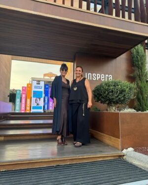 Ayşegül Aldinç Instagram - En sevdiğim, doğduğum ay, en sevdiklerimle hoş geldi…🥰
Dün gece @insperabodrum bünyesindeki @gastroblau sahnesindeydik.
Uzun bir aradan sonra ilk kez değerli müzisyen arkadaşlarımdan oluşan bir dörtlü ile şarkı söyledim.
Beni izlemeye gelen canımın içi Birce’mi can cana sahnemde ağırlamak beni çok mutlu etti.
Konuklar arasında  sevgili Özgür Mumcu’yu görmek de…
Kadim dostum Fatih Türkmenoğlu’da sevgili eşiyle gelince deymeyindi keyfime.
Çiçekler açtım resmen.
🌸🌸🌸
Ocak’ta açılan İnspera, Bodrum’un sanat ve kültür merkezi olma özelliğini mükemmel bir biçimde koruyacak o çok belli. 
İçinde mini ve büyük konser ve tiyatro salonları fine dining restoranı ve bistrosuyla yaz, kış önemli bir açığı kapatma yolunda azimle ilerliyor.
Emeği geçen her birimi ayrı ayrı kutlarım.
👏🏼👏🏼👏🏼
Bu satırları da konuk edildiğimiz İnspera bünyesindeki villalardan birinde yatay vaziyette yazıyorum.
Aşağıda özel havuzumuz gel gel yapıyor; fekat mekat ben suya banmayı aklımın ucundan geçirmediğimden mayo neyin almayı da akıl etmemişim.
İş ciddiyeti işte!
😄😄😄
Her bi kaç günlük tatil sonrası dönüş keşmekeşinin ortasına düşmemenin olanaksız olduğu bir serüven bekliyor bizi.
Gâzâmız mübarek ola diyerekten yola revan olalım bakalım.
“Eylül’de gel”ecekleri beklemedeyiz…😉
@insperabodrum 
@peymaayngl 
@stolgakilic 🎹
@hamibarutcu🎸
@mervenuvasilturkmen 🪈
@_mehmet_karakose_ 🥁
@birceakalay 🌟
#birceakalay 
@ozgurmumcu 
#ayşegülaldinç