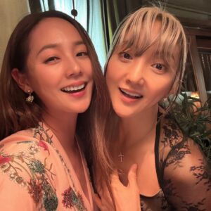 Bada Instagram - a sweet night 😘🍭🍰🍦🥂✨

#베프 #모두#행복한밤 #잘지요
