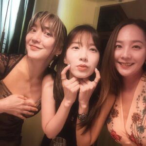 Bada Instagram - a sweet night 😘🍭🍰🍦🥂✨

#베프 #모두#행복한밤 #잘지요