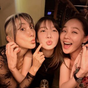 Bada Instagram - a sweet night 😘🍭🍰🍦🥂✨

#베프 #모두#행복한밤 #잘지요