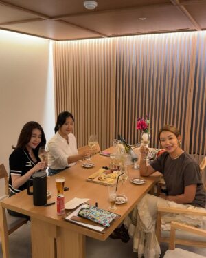Bae Yoon-jung Instagram - 한식 다이닝 “사색”
오랜만에 동창만나서 맛있는음식 
배터지도록먹고 수다떨고 입과눈이즐거운날👍
역삼동에 한식다이닝 사색 꼭 가보세요!!
프라이빗한룸으로 가족들이랑 친구들식사하기
넘 좋은곳이에요^^ 저녁식사위주로하니까
소중한날 좋은날가보시길 추천드려요❤️
@sasec_seoul 
.
.
#한식다이닝#한정식#사색#대치중#드릅게오래들본다