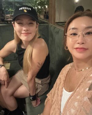 Bae Yoon-jung Instagram - 모든게 쉽지않음..
요즘 자주보는언니들🫣