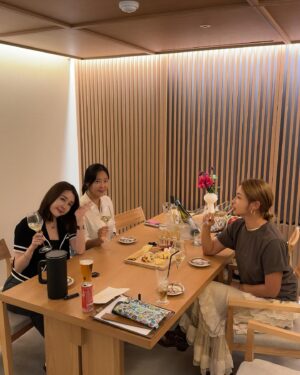 Bae Yoon-jung Instagram - 한식 다이닝 “사색”
오랜만에 동창만나서 맛있는음식 
배터지도록먹고 수다떨고 입과눈이즐거운날👍
역삼동에 한식다이닝 사색 꼭 가보세요!!
프라이빗한룸으로 가족들이랑 친구들식사하기
넘 좋은곳이에요^^ 저녁식사위주로하니까
소중한날 좋은날가보시길 추천드려요❤️
@sasec_seoul 
.
.
#한식다이닝#한정식#사색#대치중#드릅게오래들본다