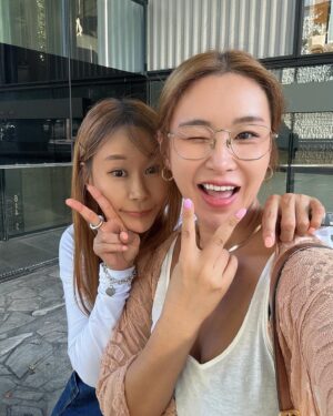 Bae Yoon-jung Instagram - 모든게 쉽지않음..
요즘 자주보는언니들🫣