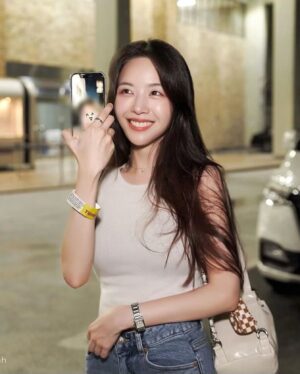 Bang Min-ah Instagram - 오랫동안 고마워
방범대들한테 뜨겁게 데이지🌼🥰