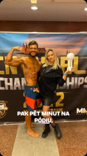 Barbora Mottlová Instagram - Můj nový singl "Kuřecí s rejží" 💪
Aneb hymna pro kulturisty?

Poznáte se v tom někdo? 😋

#tezkyzivotkulturisty #kulturistika #hymna #manzelkakulturisty #raperka #fitnesackejsong