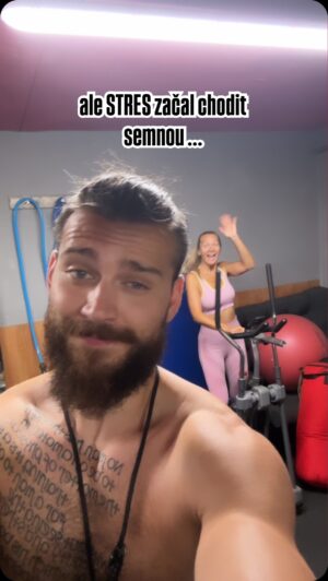 Barbora Mottlová Instagram - Znáte takový ten pocit, když něco milujete, děláte to strašně rádi a chcete se o to podělit se svoji drahou polovičkou 😇? No tak tohle není ten případ 😂!!

#sranda #zivot #fitnesscz #ustinadlabem #cviceni #cvicimczsk #lordbicoň #mottliceplevice
